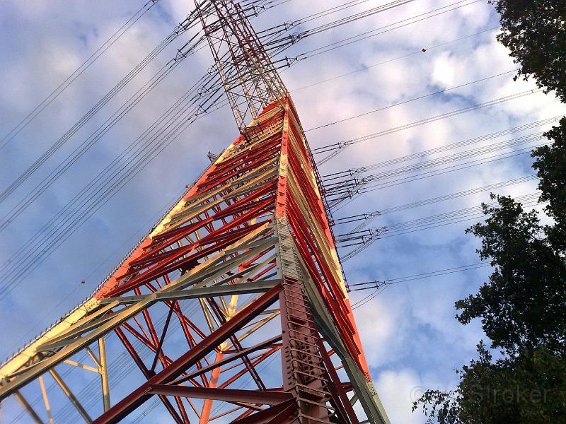 01.jpg - Ein Hochspannungsmast beim Schützenhaus. Ich hatte vor, hier eine Filmosegut getarnt im Dickicht zu verstecken. Leider wäre mir die Entfernung zu nächsten Stage zu weit gewesen.Für die Technikfreaks: Hier brummen 380.000 Volt durch die Leitungen :o)