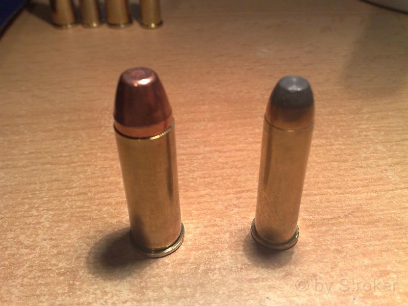 03.jpg - WTF??Auch hatte ich geplant, diese beiden Hülsen im Cache als Rechenstage einzubauen.Keine Angst, die Patronen sind verschossen und von Pulverrückständen gereinigt. Lediglich neue Geschosse wurdenaufgesetzt. (Für die Technikfreaks: Geschossgewicht 225 Grain links und 185 Grain rechts)Über das Kaliber lasse ich mich noch nicht aus; ich habe da noch eine Idee für einen weiteren Cache, wo eine derbeiden Hülsen (natürlich in Acryl gegossen) zum Einsatz kommen könnte.Auf jeden Fall steht Fest: Die beiden Patronen (und auch die anderen im Hintergrund) haben mir jede menge Schmerzenbereitet -aber das wurde durch den Spass, den sie mir brachten wieder wett gemacht.