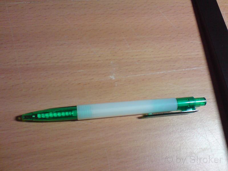 04.JPG - Mein Telefon klingelte ... Schau mal in deinem Posteingang schallte es aus dem Hörer.Am anderen Ende war mein guter Kumpel aus Essen (Ruhrgebiet) "...Möchtest Du ein paar Kugelschreiberhaben ?" wurde ich gefragt. Als ich die Frage bejahrte, hieß es: "...Okay, aber nur wenn du auf einen Kaffeerum kommst und die die Dinger selber beklebst -die bedruckten Sachen für die Kugelschreiber und für die anderen Dinge deinesGeo-Dingens kannst Du dann auch gleich mitnehmen..."Als ich eh in Harsewinkel (NRW) bei einem Autotreffen war, bin ich den "kleinen" Umweg nach Essen gefahren und habeeinen ganzen Sonntagmorgen geopfert, um Kugelschreiber für unsere ganze Clique zu zerlegen, bekleben und wieder zusammenzu bauen. (Ich hatte Dankenswerterweise geübte Hilfe von der Freundin meines Kumpels.)Trotzdem möchte ich diese Arbeit nicht nochmals machen, bevor Ihr fragt *ggg*