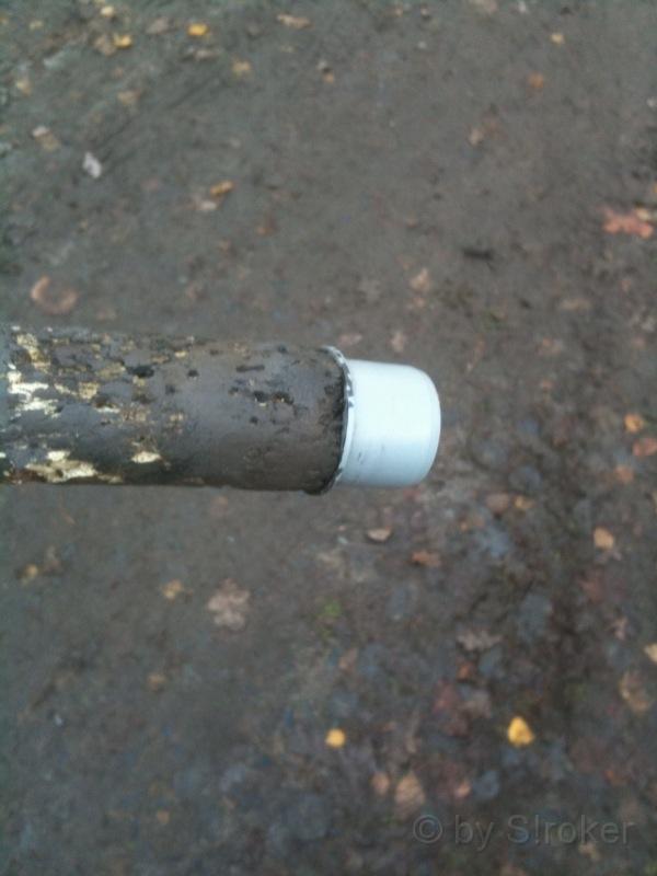 02.jpg - Den Stock fand ich so in einem anderen Waldsrück vor; er wurde lediglich mit Braun- und Schwarztönen angemalt undmit dem Geruchsverschluß verschraubt.