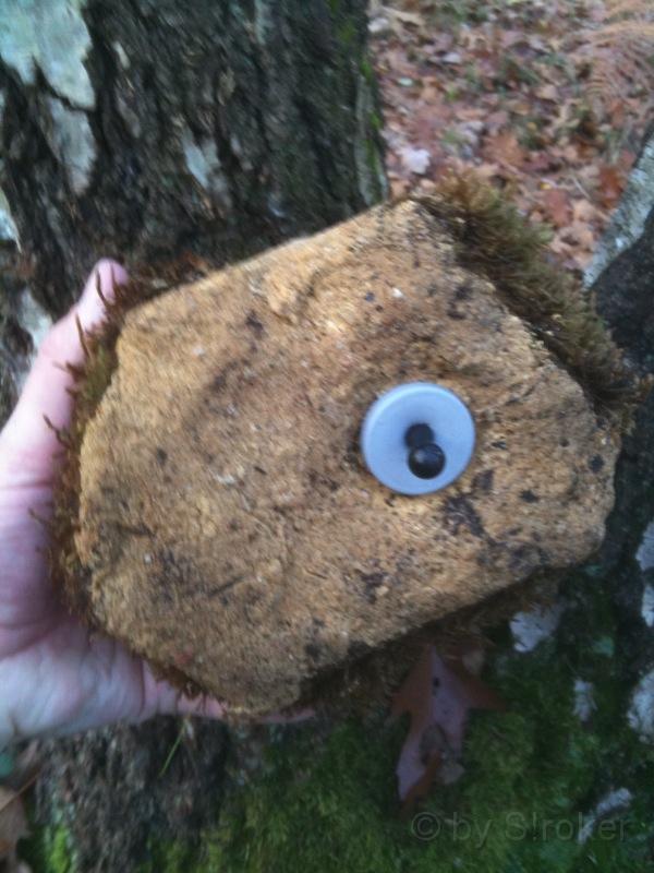 02.jpg - An der Unterseite wurde eine Filmdose eingeklebt. Zum leichteren Öffnen bekam der Deckel der Dose einen Griff.