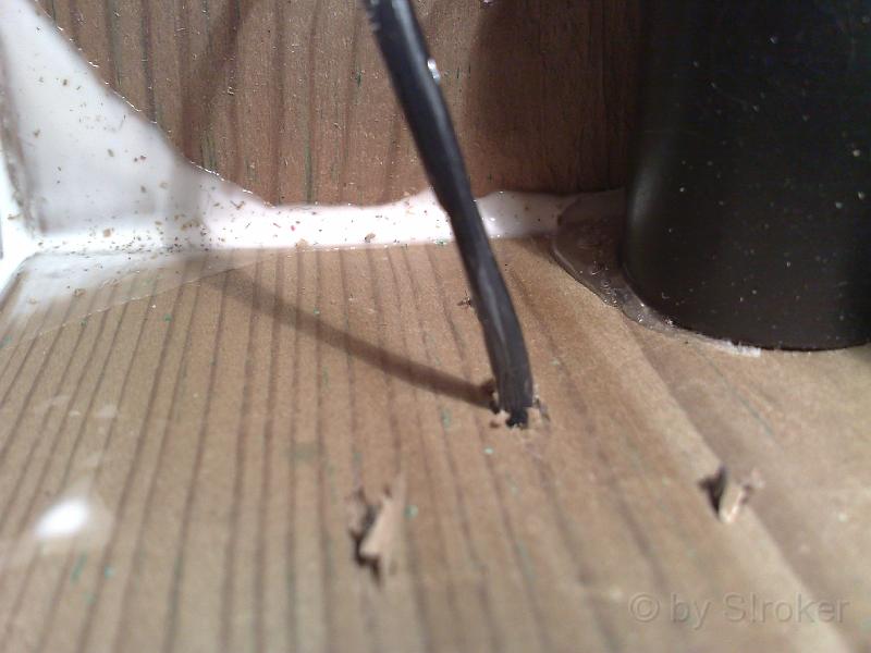 06.jpg - Hier die Kabeldurchführeung zur Solarzelle am Boden des Vogelhauses.