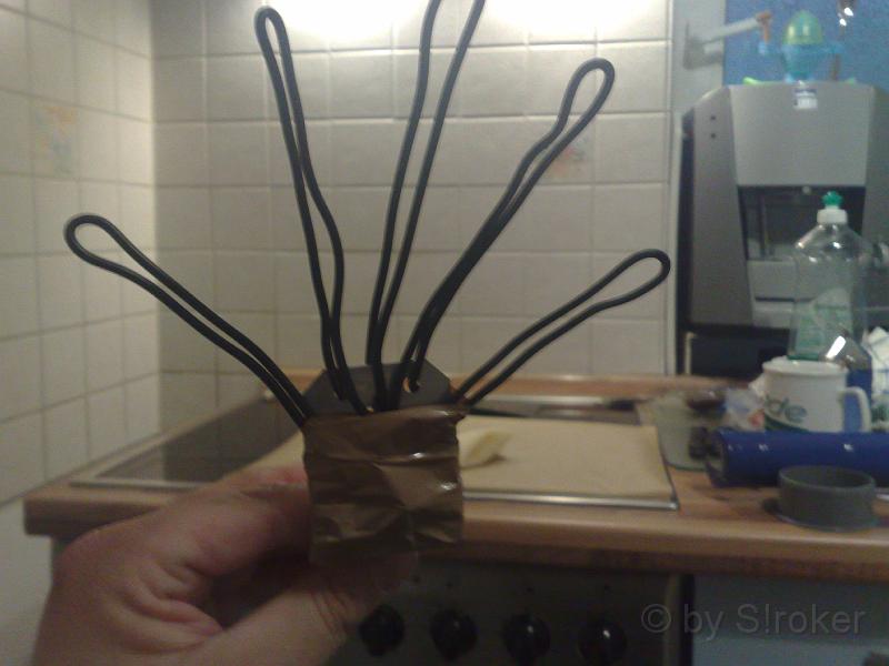 01.jpg - Das Grundgerüst für die 5. Station: Ein Bauwinkel in 90°.Darin eingearbeitet ist ein 1,5mm² Kabel, welches nacher als Skelett der Hand dient und sie soFlexibel und biegsam halten soll.Ääääähm...Den Krempel im Hintergrund (Kaffeemaschine usw.) überseht bitte mal, Danke -Es war ein langer Arbeitstag ;o)