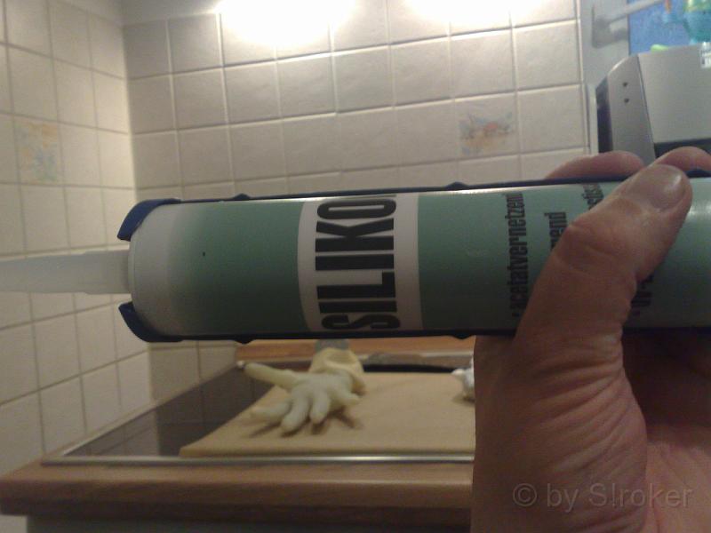 03.jpg - Insgesammt wurden 2 volle Kartuschen Silikon in den Handschuh gepresst. Der Handschuh wurde Aufgehängtund brauchte alles in allem rund 1,5 Wochen bis er vollständig Ausgehärtet war (Auf der Kartusche stand was von10 Minuten bis zu einer Hautbildungszeit)Aber die lustigen Fragen der Besucher während der Trocknungszeit in meiner Wohnung waren umso besser *g*