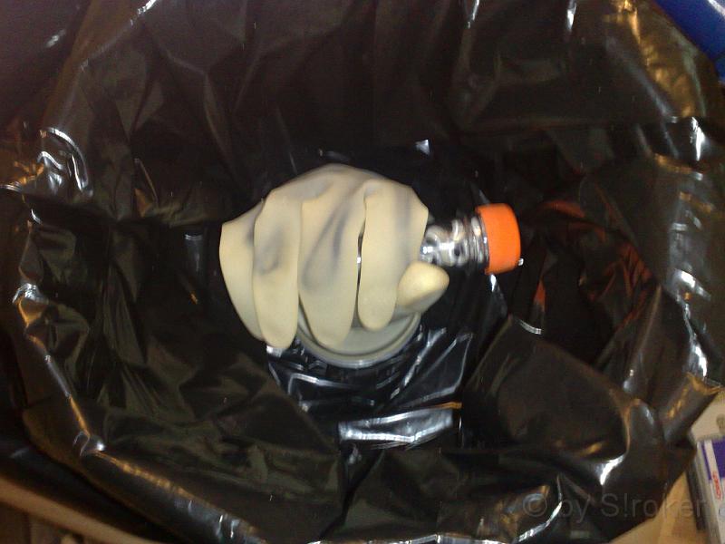 06.jpg - Der Handschuh hält nun einen PETling.Damit alles noch Glibberiger ist, habe ich alles großzügig mit Silikonspray eingesprüht.